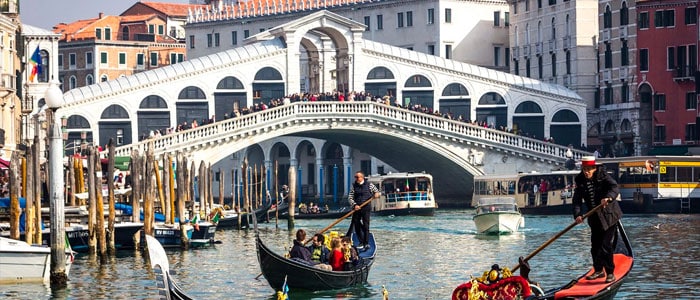 Outre le fait de parler italien lors de votre voyage à Rome, Venise, Naples ou Pompéi, les raisons de parler italien sont plus nombreuses que vous ne le pensez au premier abord. Parler la langue du pays où l'on aime se trouver est un plaisir infini. On se sent à l'aise dès qu'il faut se sortir d'une situation délicate.