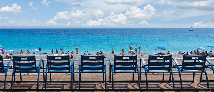 Capitale économique et culturelle de la Côte d'Azur, Nice, en bordure de la Méditerranée, est un endroit privilégié pour s'installer et y travailler.